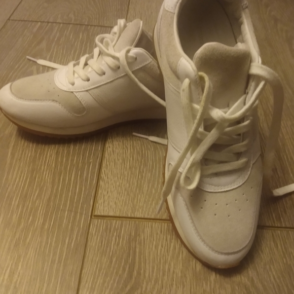 Shoe - Picture 2 of 4